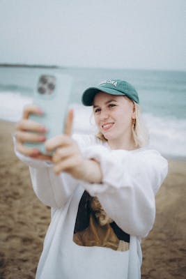 Chloé, 23