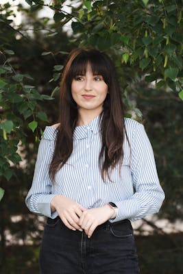 Julie, 25