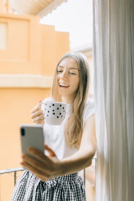 Manon, 28