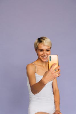 Julie, 25